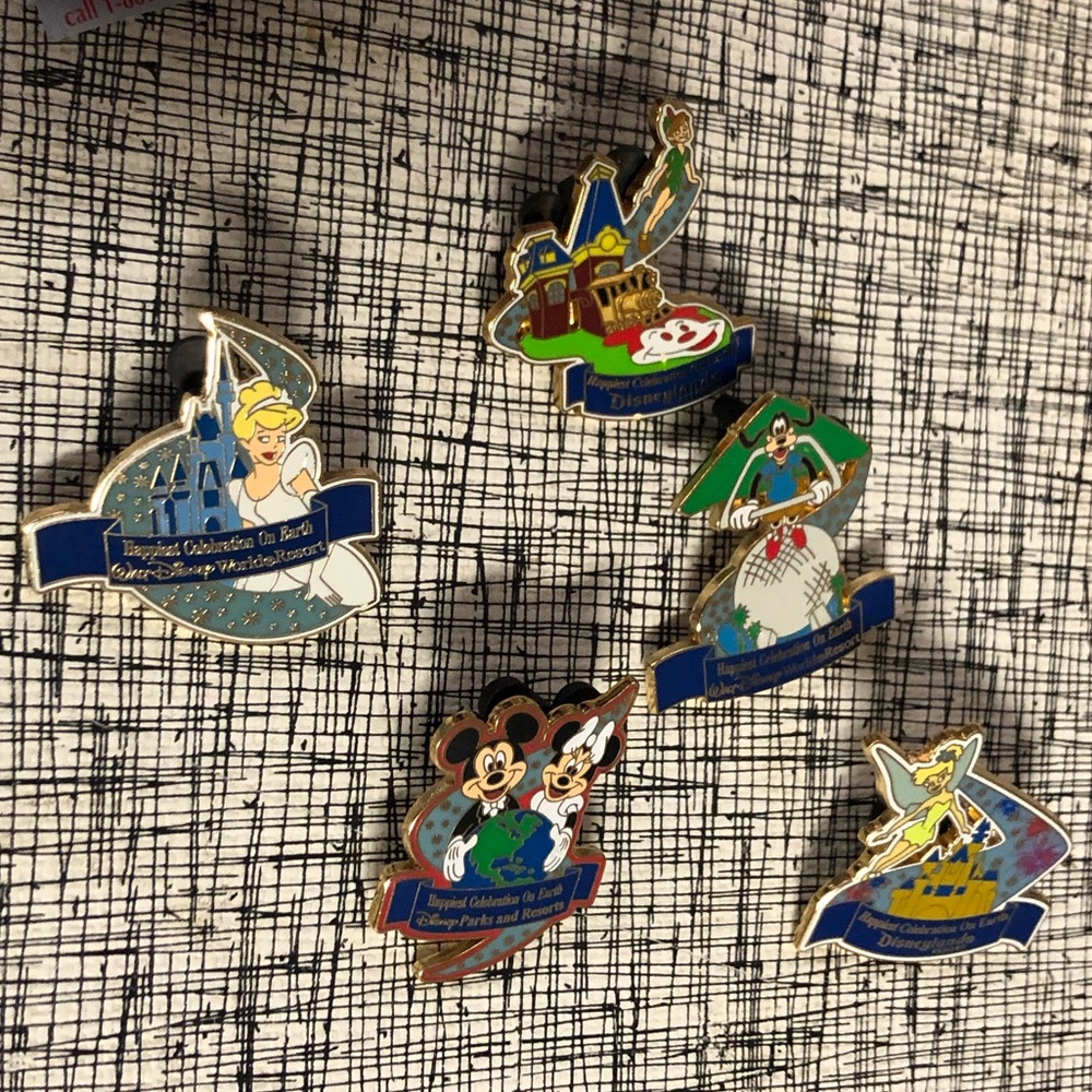 5 Disney collectibles pins from Disneyland